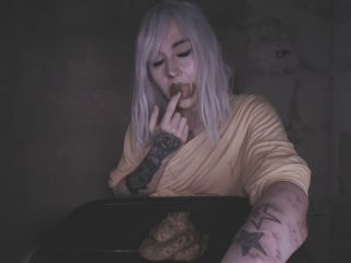 DirtyBetty – This ghoul dives into her stinky shit! [HD] - Screenshot 4