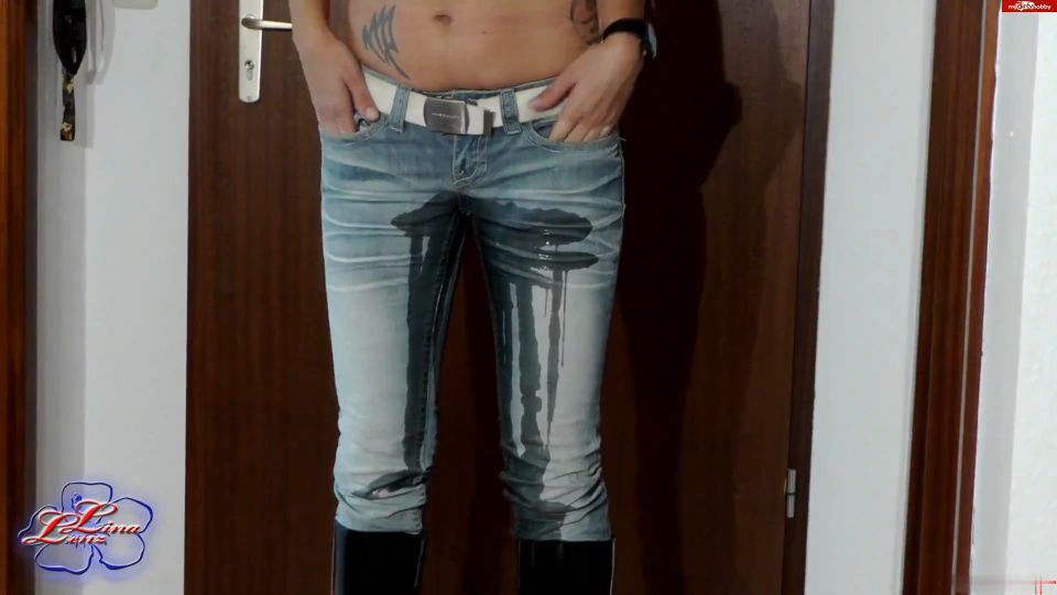 LinaLenz - Jeans piss im Flur in Gummistiefeln [FullHD 1080P]