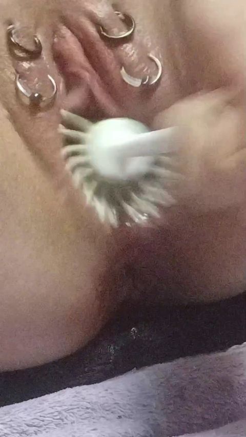 SklavinS_perverti - Sklavins spielt mit ihrer gepiercten muschi [FullHD 1080P]