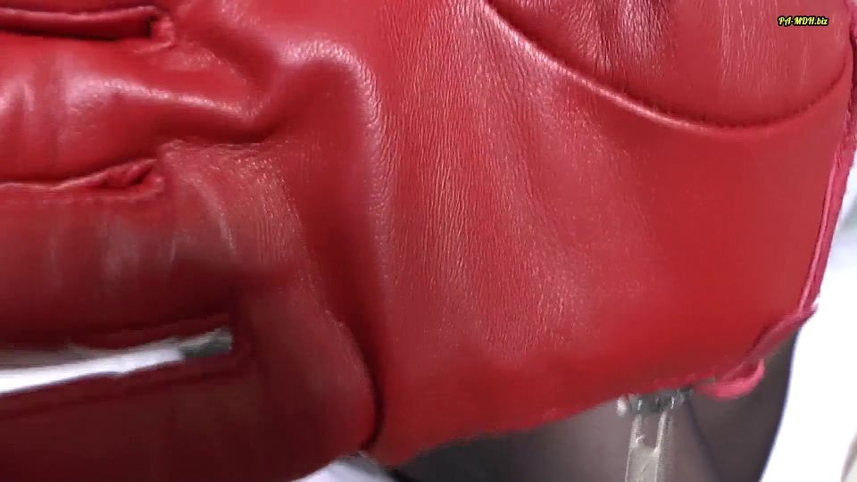 Lady_Victoria_Valente - Intensives Schn?ffeln an Meinen Roten Lederhandschuhen [FullHD 1080P]