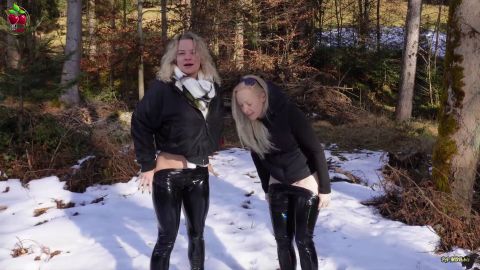 Lea_Kirsch - PUBLIC PISS IM SCHNEE Lack-Bitches on Tour - Leckst du uns sauber [FullHD 1080P]