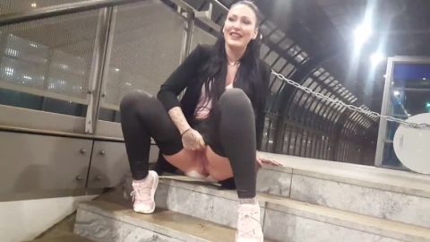 Mira-Grey – Piss Sklave Gesucht! Hast du Bock