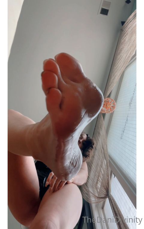 Dani Divinity aka thedanidivinity in clip I know youre obsessed with my shiny toes. I left spit from my last foot worship ses [FullHD 1080P]
