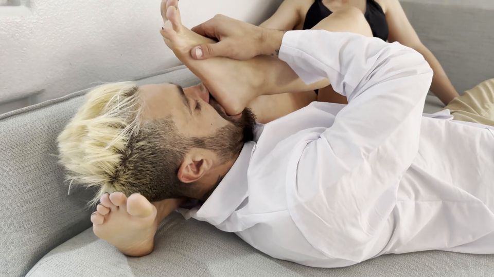 CJ FILMS - Dr Flavio Operates and Worships Cheyenne Jewell and her Beautiful Feet [FullHD 1080P]