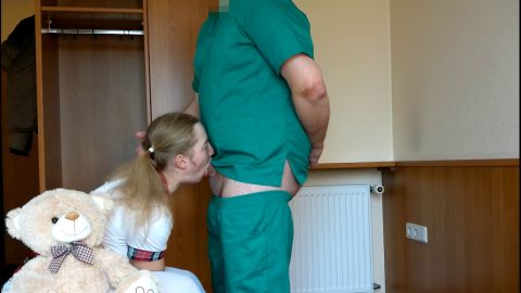 DrCShot69 - 18jähriges Schulmädchen - Ihr erstes Deepthroat - Teil 2 [HD 720P]