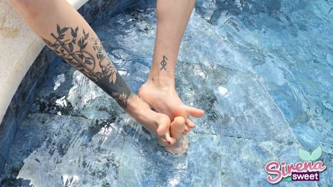 SirenaSweet - Public Footjob im Nachbarpool [FullHD 1080P]