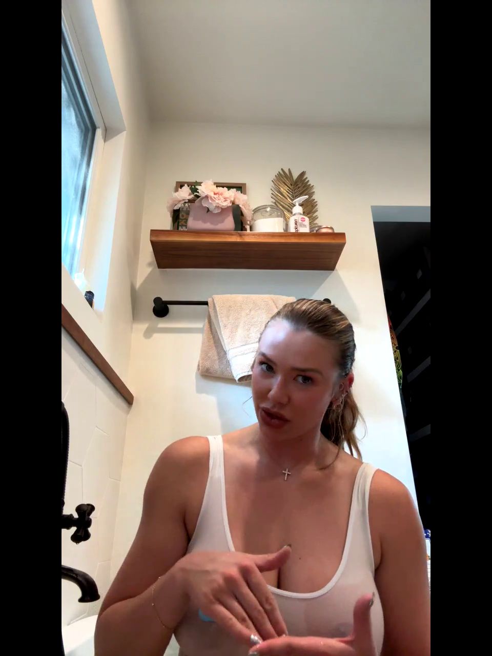 Antje Utgaard (awesomeantjay) - VIP Hottub Live [HD 720P]