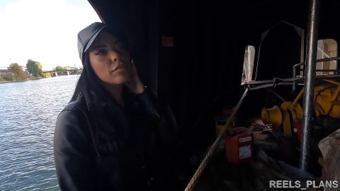 Reels_Plans - Italian girl cheats on her boyfriend and fucked in anal on a public boat by 2 strangers !!! [FullHD 1080P]