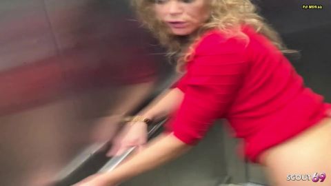 Scout69 - Deutsche nymphomanische MILF bekommt riskanten fick von fremden im Aufzug [FullHD 1080P]