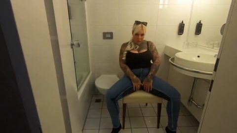 SteffiBlond - USER FILMT ALLES IN DIE JEANS GEPISST live im Hotelzimmer in Paris [HD 720P]