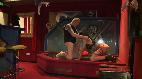 HollyBanks - Geile Fick-Orgie im Club [FullHD 1080P]