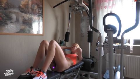 Miley-Weasel - Orgasmusexplosion - Vibrator beim Fitness in der Fotze [FullHD 1080P]