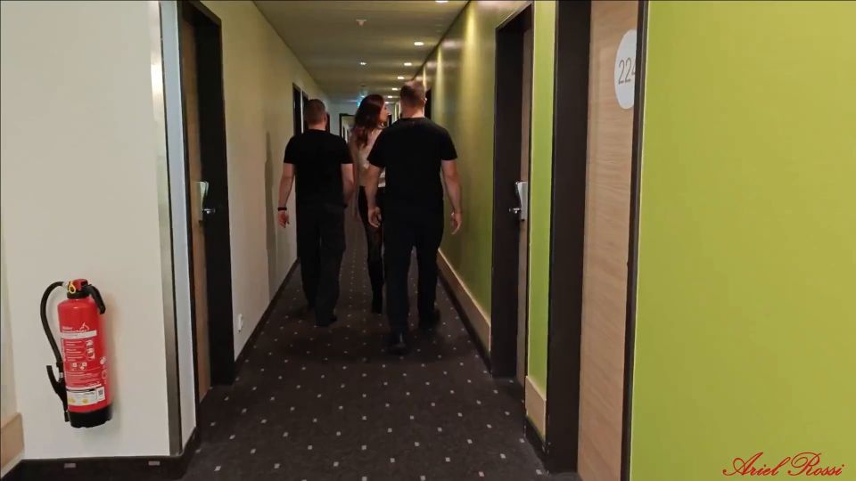 Ariel_Rossi - Von zwei Kerlen zuerst im Treppenhaus gefickt und mit Sperma abgefüllt [FullHD 1080P]