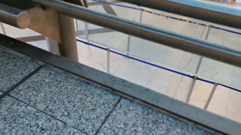 SteffiBlond - Im Flughafen dort Mund markiert - selbst die Aussichtsplattform riec... [FullHD 1080P]