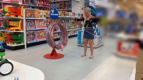 SteffiBlond - Krasse Duft Pfütze im Toys Geschäft - Dreister Public Piss [HD 720P]