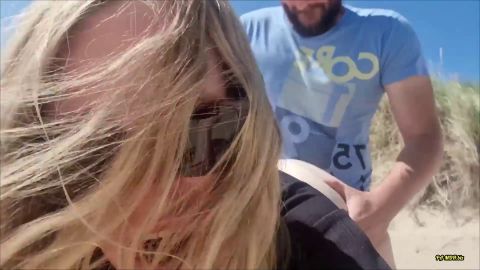 Stefan_Hartmann - Teen Schlampe Public am Strand Doggy ohne Gummi gefickt - Bikerg... [FullHD 1080P]