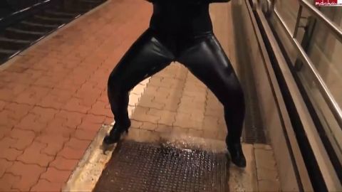 Dirty-Lena - Pissen im Wetlookcatsuit [HD 720P]