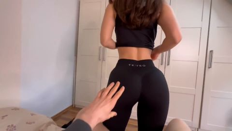 Amateurtwo - Geiles Teen bekommt öffentlich einen Gesichtsbehandlung und wird hart... [FullHD 1080P]