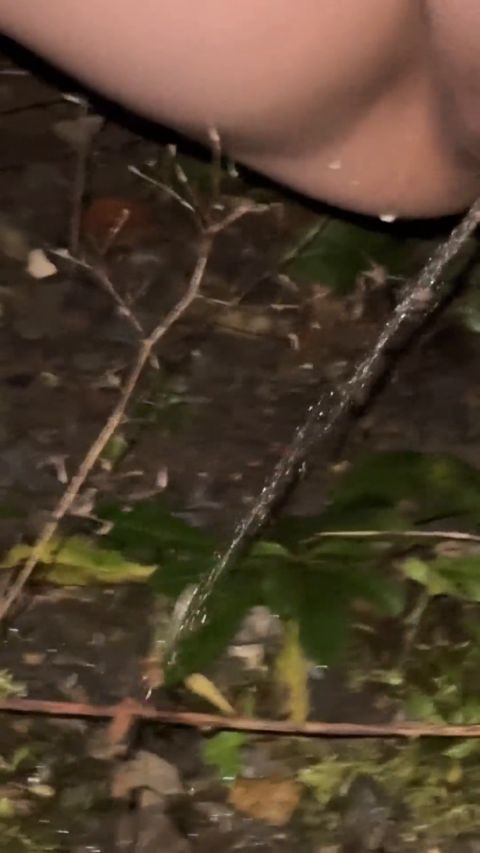 LeahSnuSnu - Bad besetzt - Ich pisse in den Hinterhof [FullHD 1080P]