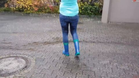 Luna-Light - Jeans und Gummistiefel Public Pee [HD 720P]