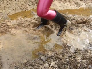 MyDirtyHobby -  Shinylady2015 - Gummistiefel Spaziergang im Matsch Kiesgrube in wetlook Leggins & ... [HD 720P]