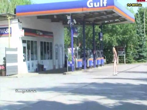 Lysann - Nackt an der Tanke [HD 720P]