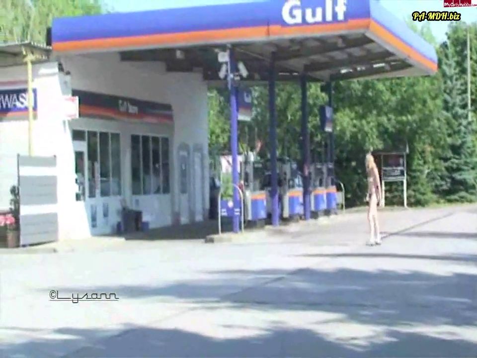 Lysann - Nackt an der Tanke [HD 720P]